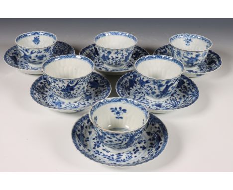 China, twee sets van drie blauw-wit porseleinen 'krab en karper' koppen en schotels, Kangxi periode (1662-1722), alle geschul