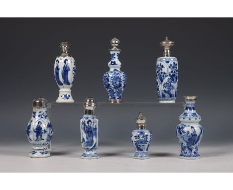 China, collectie zilvergemonteerde blauw-wit porseleinen vaasjes, Kangxi periode (1662-1722), het zilver later, verschillend 