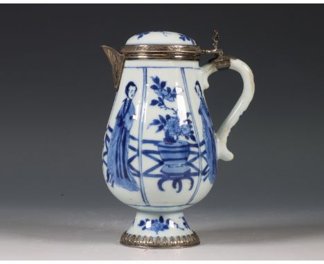 China, fraai gemodelleerd blauw-wit porseleinen kan, Kangxi (1662-1722), met decor van lange lijzen en bloesem in vakwerk, me