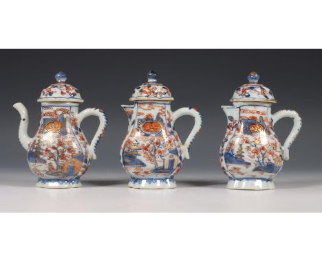 China, set van drie Imari porseleinen schenkkannetjes, Kangxi periode (1662-1722), waarvan een met S-vormige tuit, alle gedec