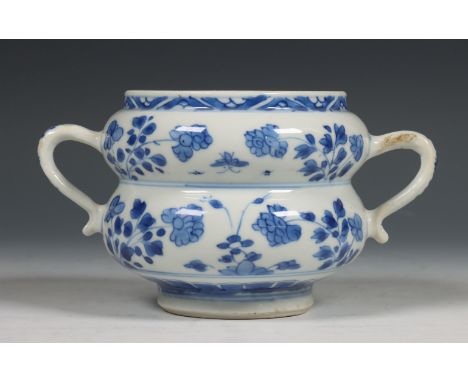 China, blauw-wit porseleinen écuelle, Kangxi periode (1662-1722), ingesnoerde vorm, met twee oren, beschilderd met bloemen (d