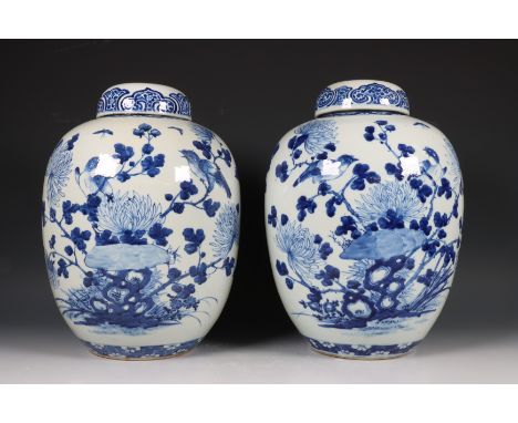 China, paar blauw-wit porseleinen dekselpotten, 20e eeuw, beide gedecoreerd met een pauw en een paar vogels in een tuin met c