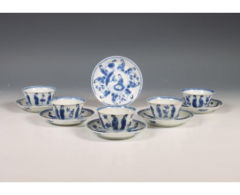 China, set van vijf blauw-wit porseleinen koppen en zes schotels, Kangxi periode (1662-1722), elk gedecoreerd met elegante da