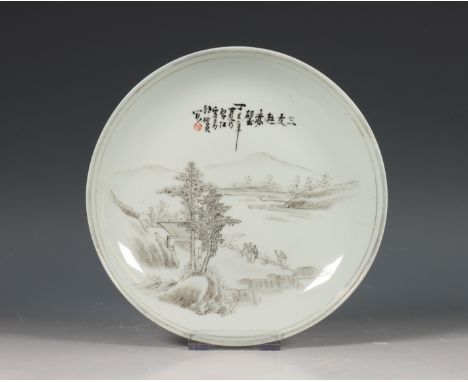 China, grisaille porseleinen schoteltje, modern, gedecoreerd met figuren op een oever in een bergachtig rivierlandschap, met 