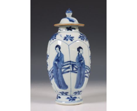 China, blauw-wit porseleinen theebus, Kangxi periode (1662-1722), de langwerpige eivormige theebus gemodelleerd met panelen m