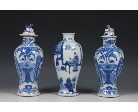 China, paar blauw-wit porseleinen dekselvazen en een enkele vaas, 19e eeuw, het paar gedecoreerd met elegante dames en jonget