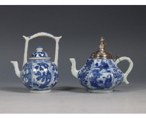 China, klein blauw-wit porseleinen wijnkannetje en zilvergemonteerd theepotje, Kangxi periode (1662-1722) / 18e eeuw, het zil