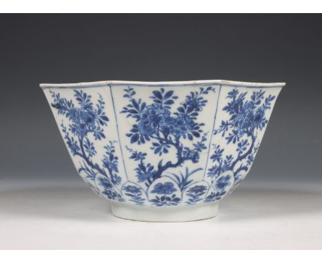 China, blauw-wit porseleinen achtkantige kom, Kangxi periode (1662-1722), de onderzijde gemodelleerd met bloembladeren, waarb