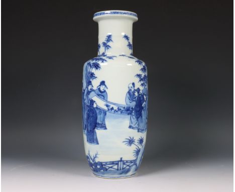 China, blauw-wit porseleinen rolvaas, 19e/20e eeuw, met decor rondom van figuren in landschap met scrol. Gemerkt Kangxi. Hier