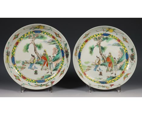 China, paar famille rose porseleinen borden, 19e eeuw, beschilderd met een visser en een hoogwaardigheidsbekleder, de rand me