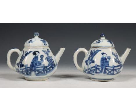China, paar blauw-wit porseleinen zeskantige theepotjes, Kangxi periode (1662-1722), gedecoreerd met elegante dames in een om