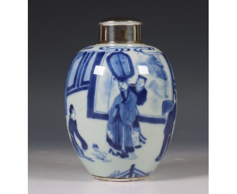 China, zilvergemonteerde blauw-wit porseleinen theebus, Kangxi periode (1662-1722), het zilver later, het eivormige theebusje