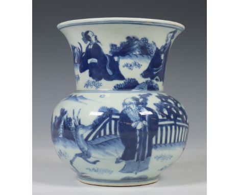 China, blauw-wit porseleinen kwispedoor, 20e eeuw, gedecoreerd in Kangxi stijl met Shoulao, geleerden en jongetjes in een omm
