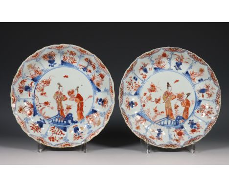 China, paar Imari porseleinen borden, Kangxi periode (1662-1722), elke gedecoreerd met twee elegante dames in een ommuurde tu