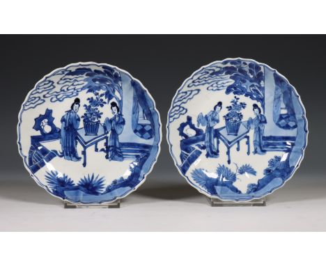 China, paar blauw-wit porseleinen schoteltjes, Kangxi periode (1662-1722), de geschulpte schoteltjes gedecoreerd met twee ele