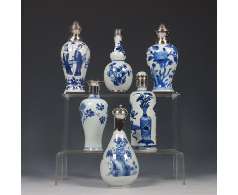 China, zes zilvergemonteerde blauw-wit porseleinen vaasjes, Kangxi periode (1662-1722), verschillend van vorm en met afwissel