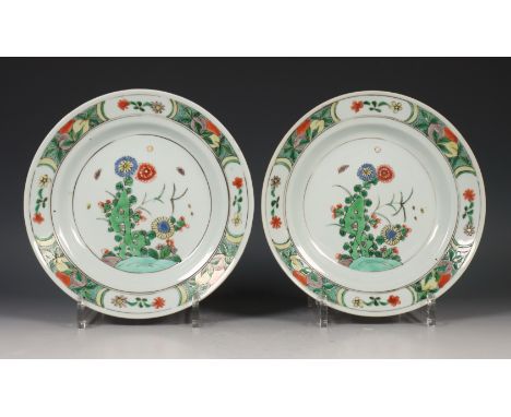 China, paar famille verte porseleinen borden, 20e eeuw, gedecoreerd in Kangxi-stijl met chrysanten in een rotstuin, de rand m