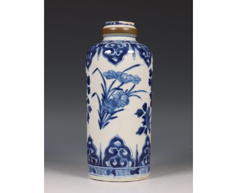 China, blauw-wit porseleinen rouleau vaas, Kangxi periode (1662-1722), gedecoreerd met lotus en pioenrozen tussen ruyivormige