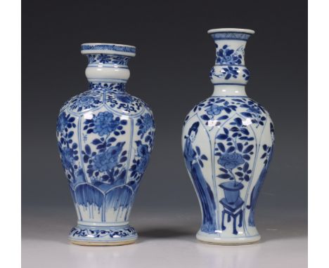 China, twee blauw-wit porseleinen vaasjes, Kangxi periode (1662-1722), een met panelen met elegante dames, gemerkt met artemi