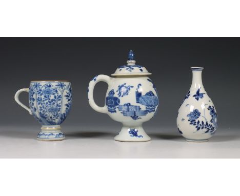 China, drie blauw-wit porseleinen vaasjes, Kangxi periode (1662-1722), bestaande uit een flesje gedecoreerd met bloemen, een 