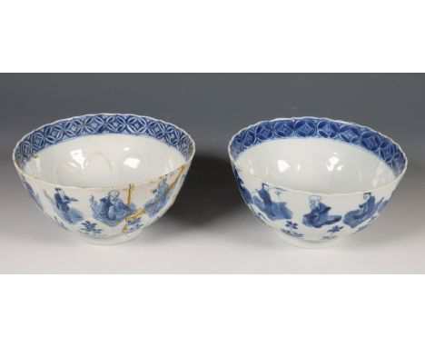 China, paar blauw-wit porseleinen 'Onsterfelijken' kommen, Kangxi periode (1662-1722), beide gedecoreerd met Onsterfelijken b