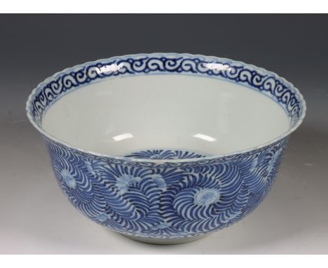 China, blauw-wit porseleinen kom, 19e eeuw, gedecoreerd met bloemenpatronen, met apocrief Kangxi merk (randchip) [1] diam. 18