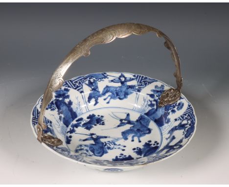 China, blauw-wit porseleinen bord met zilveren hengsel, Kangxi periode (1662-1722), het zilver 19e eeuw, beschilderd met sold