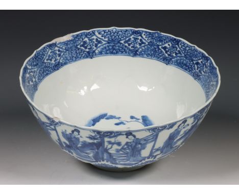 China, blauw-wit porseleinen 'lotus' kom, Kangxi periode (1662-1722), gemodelleerd met bloemvormige panelen met lotus, waarbo