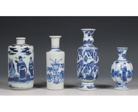 China, vier blauw-wit porseleinen vaasjes, Kangxi periode (1662-1722) en later, bestaande uit een blauw-wit en ijzerrood vaas