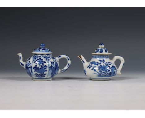 China, twee blauw-wit porseleinen theepotjes, Kangxi periode (1662-1722), een gedecoreerd met panelen met elegante dames en b