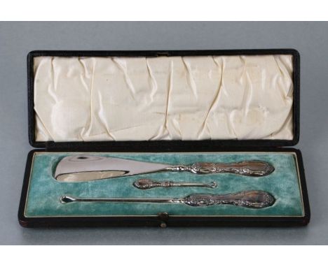 A cased silver handled dressing table set to include two button hooks and a shoe horn, Chester 1905.