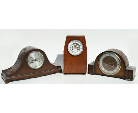 An Edwardian mantle clock, the enamel chapter ring with Roman numerals, fitted with an 8-day movement striking on a bell, in 