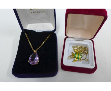 18ct gold yellow and green enamel fish brooch, stamped 750, 2.5cm, a 14ct gold chain and a 9ct gold necklace with amethyst pe