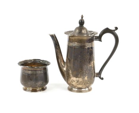 George V silver teapot and sugar bowl with serpentine borders on round feet by Walker & Hall, Sheffield, 1929/31, gross weigh