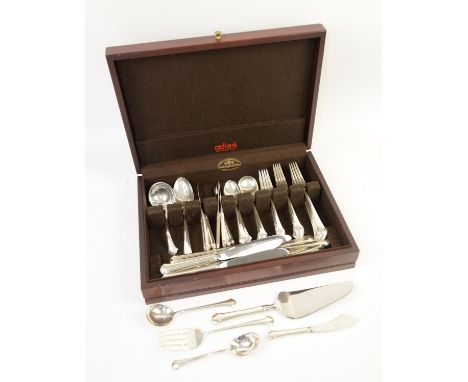 Towle American sterling silver 'Chippendale' pattern canteen of cutlery, comprising, eight dinner forks, eight dessert forks,