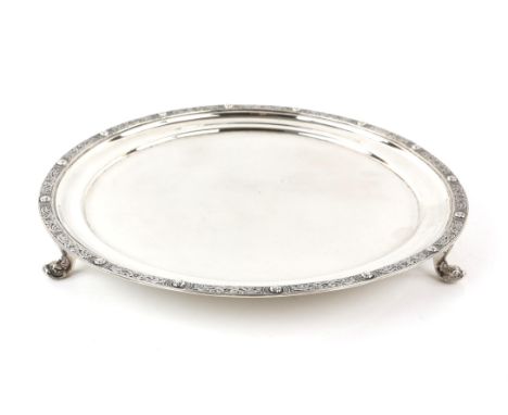 Irish silver salver with Celtic border on dolphin feet by Alwright & Marshall Ltd, Dublin 1966, 26.5 cm dia. 15.7oz 489.5cm