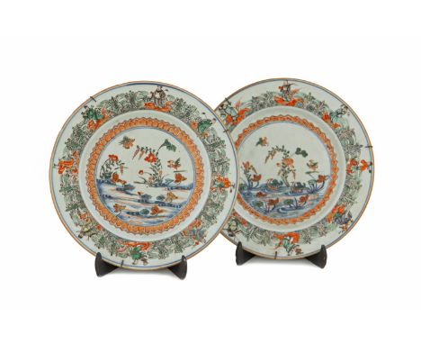 A PAIR OF CHINESE FAMILLE VERTE DISHES, Kangxi period (1660-1722), of shallow circular form, each decorated with aquative sce
