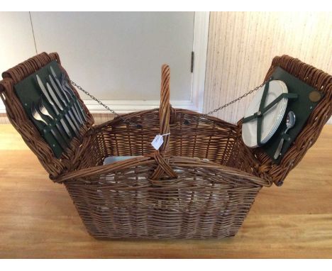 A Land Rover Hamper Set, with Berkshire china coffee mugs and plates