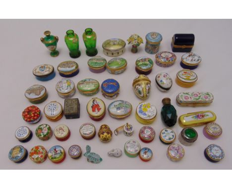 A quantity of ceramic, enamel and glass trinket and patch boxes to include Halcyon Days (50)