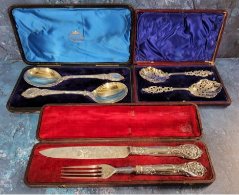 A pair of Victorian silver plated fruit serving spoon, gilt bowls, Joseph Rogers and Sons, cased;   a William IV silver hafte