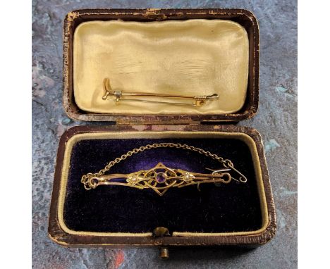A 9ct gold tie pin, as a  hunting crop, 4.5cm long, 1.14g gross;  a 9ct gold amethyst and pearl bar brooch, 4.5cm long, 3.1g 