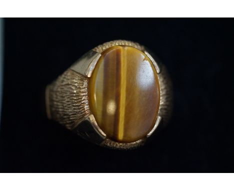 9ct Gold gents ring set with tigers eye Weight 5g Size W