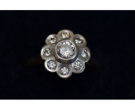 18ct Gold &amp; platinum diamond ring set with central diamond surrounded by 8 diamonds Size N 