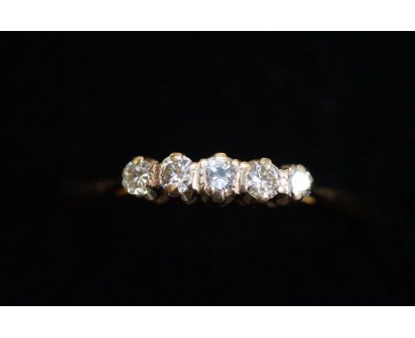 18ct Gold 5 stone diamond ring Size T 