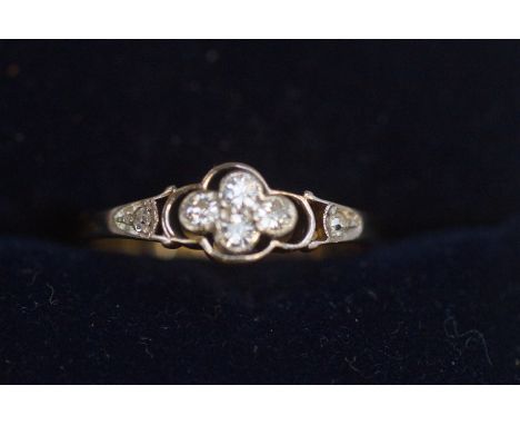 18ct gold ring set with 4 diamonds flanked by 2 smaller diamonds to shoulders. Size M