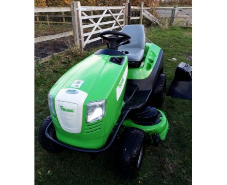 A Viking MT6127 ZL ride on 125cm / 49" lawn tractor with B&amp;S twin cylinder engine fitted with grass cutting box / defecto