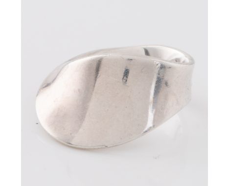 A late 20thC or early 21stC Georg Jensen white metal ring, possibly designed by Nanna Ditzel, marked internally '925' with Je