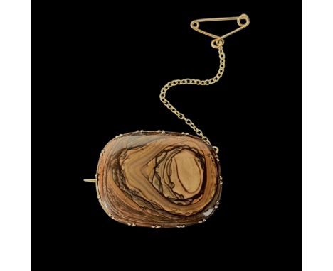 An early 19th century Egyptian jasper brooch with 15ct gold mount and with safety chain, height of brooch is 3.5cm by 2.8cm w