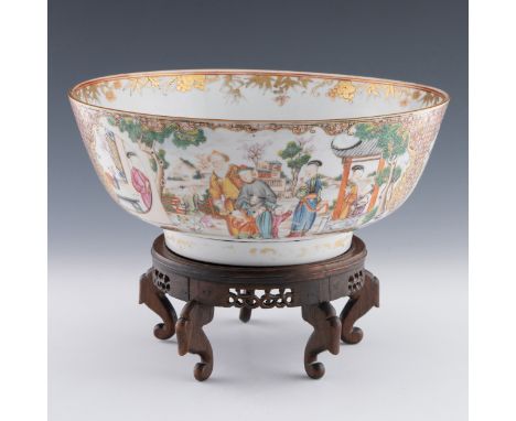 An early 19thC Chinese Export famille verte porcelain bowl, decorated with pleasingly painted polychrome panels of a family, 