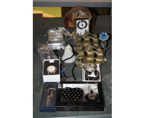 A COLLECTION OF ITEMS TO INCLUDE A BRASS CARRIAGE CLOCK, MANTLE CLOCK, BRASS GALLEON BOOK-ENDS, WATCHES, ETC